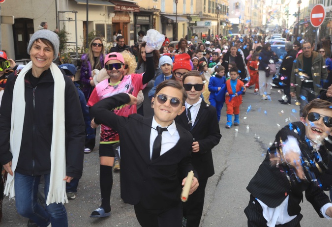 Corte : La parade carnavalesque des écoliers !