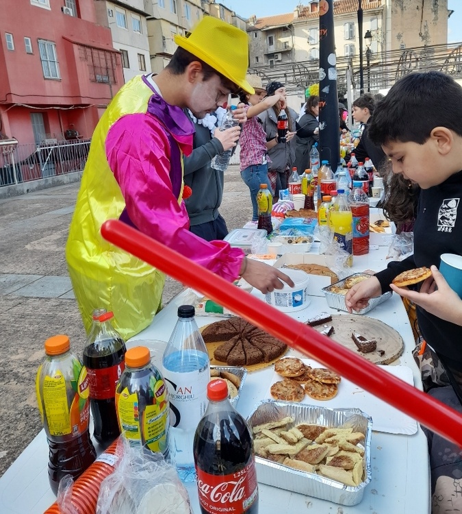 Corte : La parade carnavalesque des écoliers ! Corte : La parade carnavalesque des écoliers !