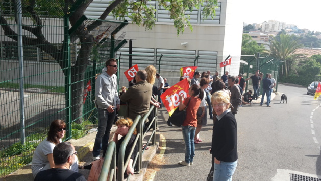 Le centre des impôts de Bastia bloqué Le centre des impôts de Bastia bloqué