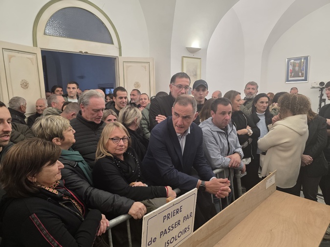 Gilles Simeoni assiste au dépouillement au bureau de l'ancienne mairie