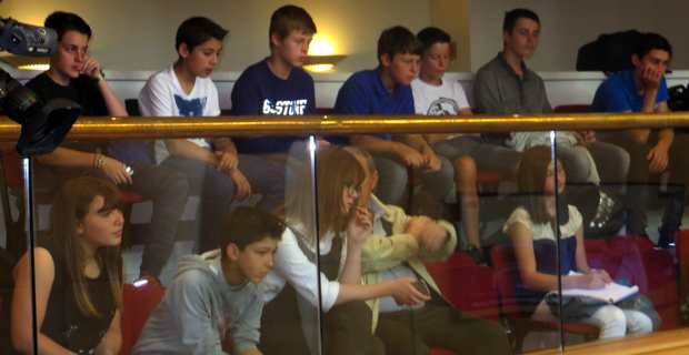 Les collégiens dans les tribunes du public assistent aux questions orales.