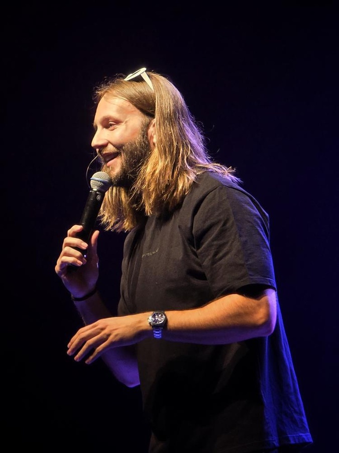Charlie Montineri est le fondateur du collectif La Meute Comedy Club