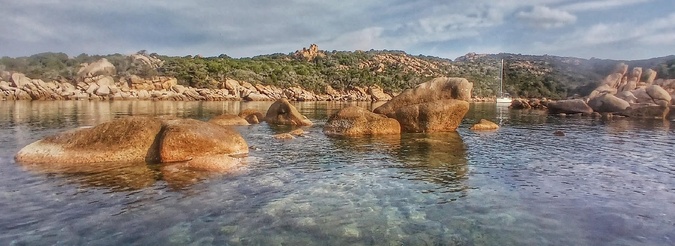 A màghjina - Cala Longa, trà mare chjaru è petre eterne