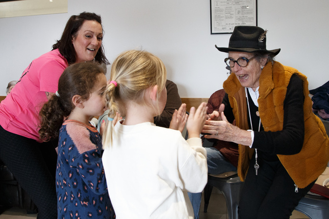 Yoga du rire : quand maternelles et seniors partagent un moment à Borgo