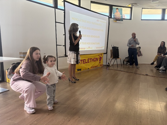 Grâce aux dons, la petite Dea a pu suivre un traitement et marche désormais toute seule.