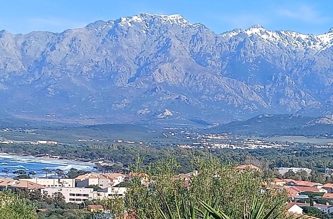 Vvagues blanches à Calvi au pied de montagnes aux sommets blancs (Bernard Lorriaux)