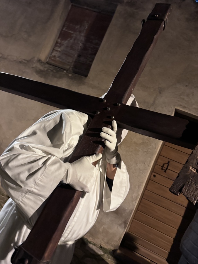 Pénitent de A Granitula de Calvi : la ferveur intacte d’un chemin de croix entre foi et tradition Pénitent de A Granitula de Calvi : la ferveur intacte d’un chemin de croix entre foi et tradition