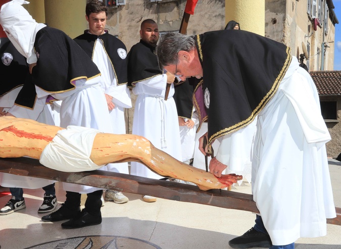 Vendredi saint : A Corte, le Christ est mis en croix !