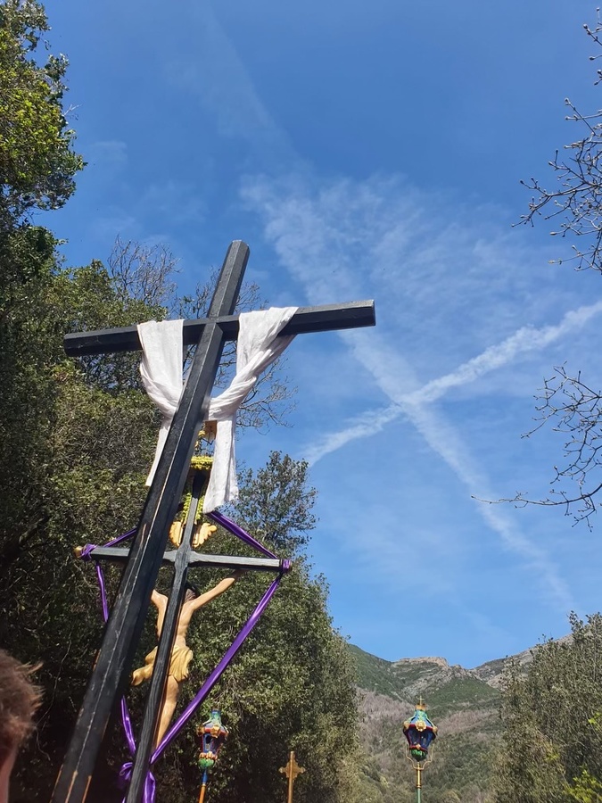 A màghjina - Pieve di Lota : una croce in celu, in u silenziu di u Venneri Santu
