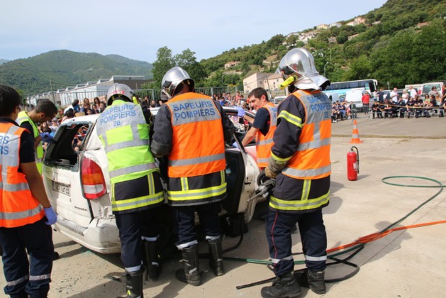 Manoeuvre secours routier sous l'oeil attentif des élèves Manoeuvre secours routier sous l'oeil attentif des élèves