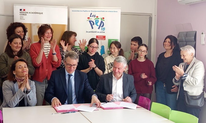 Anne Chiardola, directrice académique de la Haute Corse, Rémi-François Paolini, recteur de Corse, et Pascal Vivarelli, président de l’AD PEP2B ont signé la convention entre l’Éducation Nationale et le CDAV, en présence des enfants et du personnel du CDAV