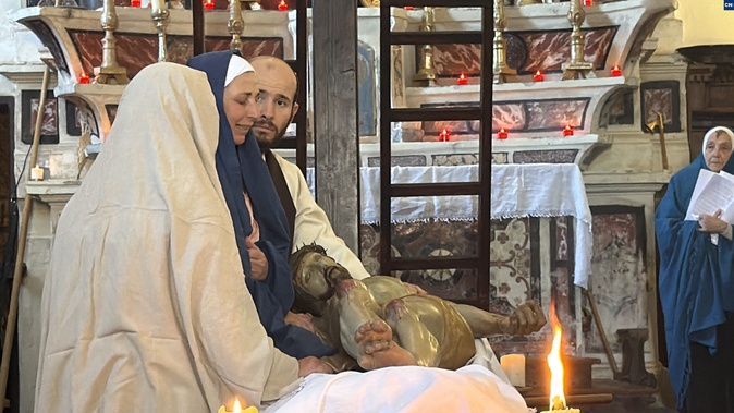 À Monticellu, la « Schjudazione » est une tradition ressuscitée où la foi se fait scène et mémoire