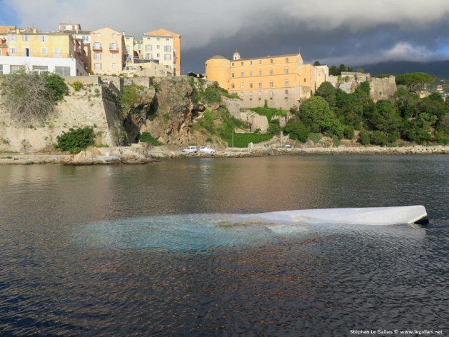 Bastia : Une épave récupérée au large… Bastia : Une épave récupérée au large…