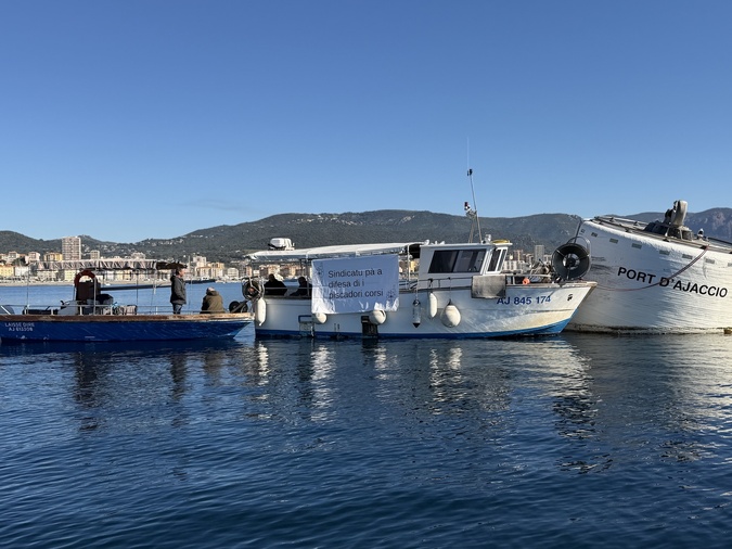 Une vingtaine d'embarcations de pêcheurs bloquent le port d'Ajaccio depuis ce mardi matin (Photo : Paule Santoni)
