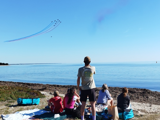 Des vacanciers sont venus profiter du spectacle, mardi matin.