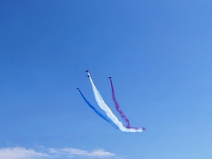 Les Alpha Jet de la Patrouille de France dégagent des volutes de fumée bleu blanc rouge durant la représentation.