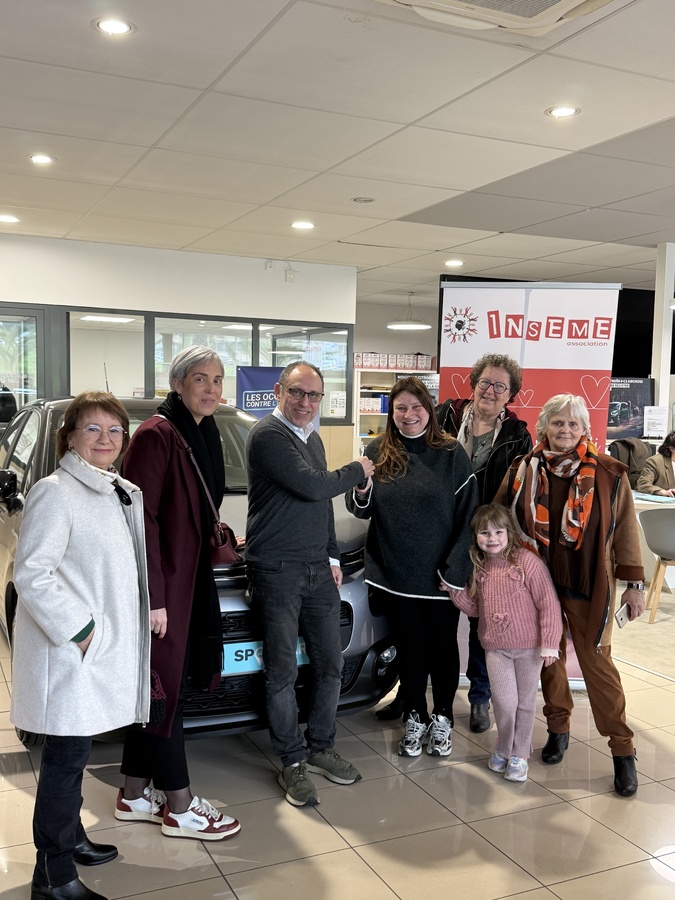 Inseme a remis les clefs de la voiture à la gagnante de sa tombola de Noël Inseme a remis les clefs de la voiture à la gagnante de sa tombola de Noël