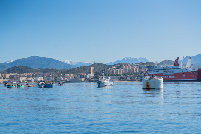 Depuis mardi matin, les pêcheurs bloquent l'accès aux ports de commerce corses avec leurs embarcations (Photo : Paule Santoni)