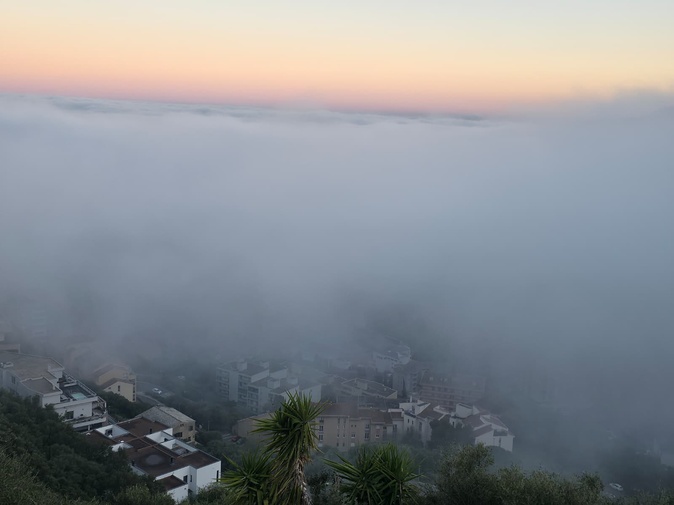 Bastia disparait sous un épais nuage de brume
