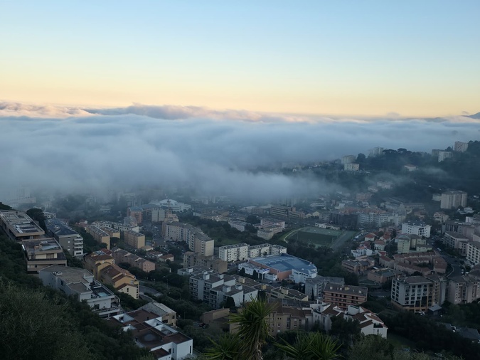 Bastia disparait sous un épais nuage de brume