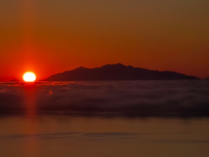 Lever de soleil sur l'île d'Elbe au-dessus d'un lit de nuages (Photo Gérard Baldocchi)