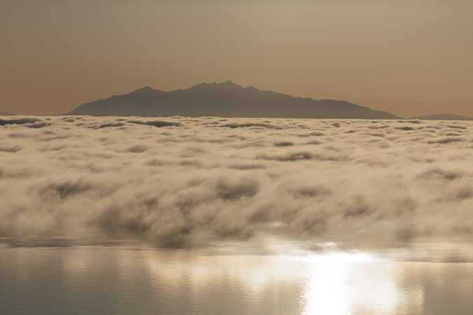 Pourquoi une épaisse nappe de brume se forme sur la côte est de la Corse ?