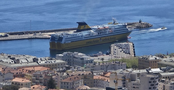 Déblocage des ports, ici le port de commerce de Bastia. Photo Gérard Baldocchi.