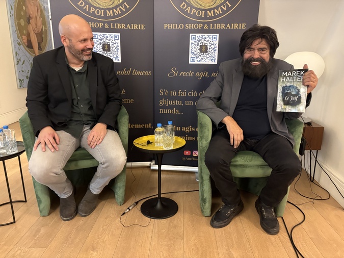 Marek Halter dans les salons de l'hôtel Central à Bastia aux côtés de l'organisateur Christophe di Caro.