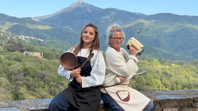 Élia Santa Baldi (à gauche) et sa mère Séverine Baldi (à droite), organisatrices du concours de gâteaux de Matra.