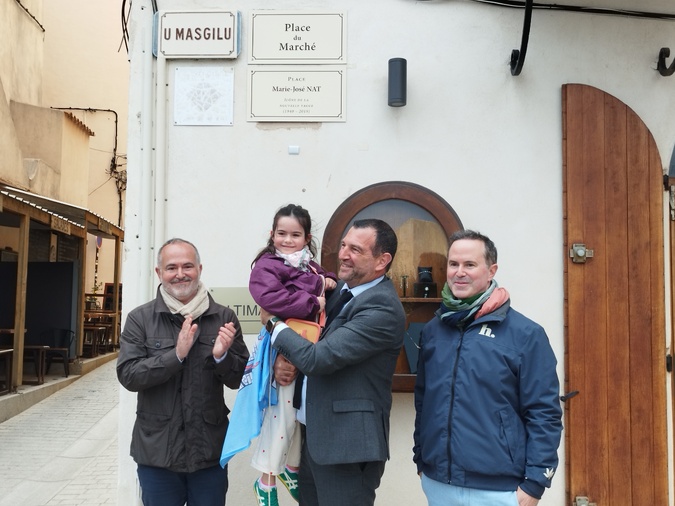 La plaque "Place Marie-José Nat", dévoilée par sa famille et le maire. Jean-Charles Orsucci tient dans ses bras Rose, la petite-fille de Marie-José Nat : "Quand je regarde son visage, j'ai l'impression de voir sa mère enfant..."
