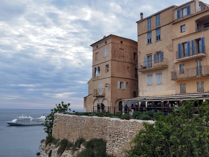 Au centre, la maison de famille de Marie-José Nat. Elle n'est plus habitée depuis 2022, et un arrêté préfectoral d'expulsion, pour cause de risques naturels liés à la falaise.