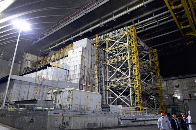Cette photo montre l’intérieur de l’abri recouvrant le « sarcophage » de l’unité 4, qui a explosé lors de l’accident de la centrale nucléaire de Tchernobyl, à Tchernobyl, dans le nord de l’Ukraine, le 20 avril 2026.  L’accident de la centrale nucléaire de Tchernobyl s’est produit à l’unité 4 de la centrale nucléaire de Tchernobyl (ChNPP), dans la République socialiste soviétique d’Ukraine (RSS d’Ukraine), un État constitutif de l’Union des républiques socialistes soviétiques (URSS), le 26 avril 1986, et a fait 31 morts parmi les travailleurs.  L’abri en acier recouvrant l’unité 4 détruite est désormais la cible d’attaques de la Russie, l’exposant à de nouveaux dangers. Une zone de 30 kilomètres autour de la centrale reste interdite d’accès. (Photo : Yumiko Kurashige / Yomiuri / The Yomiuri Shimbun via AFP)