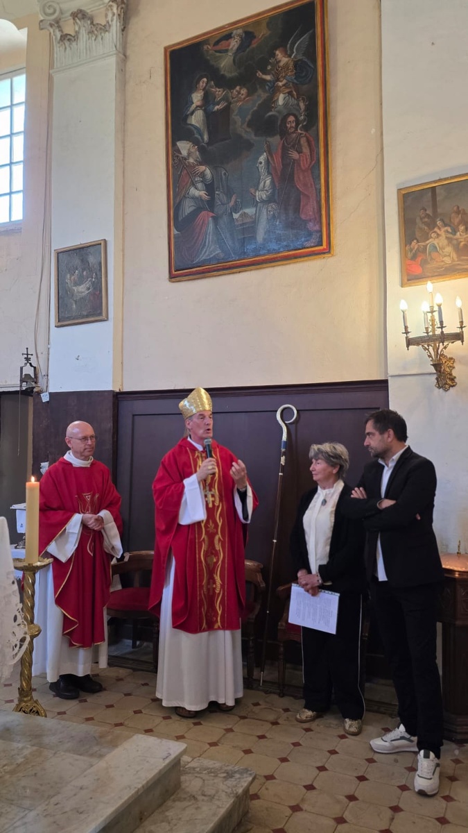 Le Cardinal François Bustillo, évêque de Corse dans l'église San Martinu, aux côtés de Cristiana Ficaja Dutrina, présidente de l’Association Santa Maria Assunta, Jean-Baptiste Arena, maire de Patrimoniu. Le Cardinal François Bustillo, évêque de Corse dans l'église San Martinu, aux côtés de Cristiana Ficaja Dutrina, présidente de l’Association Santa Maria Assunta, Jean-Baptiste Arena, maire de Patrimoniu.