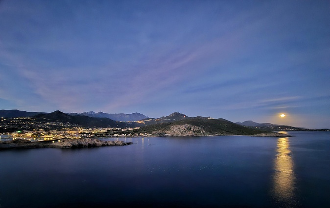 A màghjina - A luna splende sopra Lisula è Monticellu