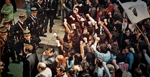 La colère corse contre les Boues rouges. Image du film.