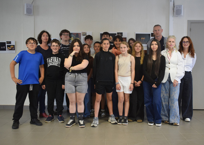 Lors du vernissage de l’exposition au collège Giraud en présence de la principale Mme Raffali et Mme Godelle, DAAC au Rectorat de l'académie de Corse,et M. Gutierrez, directeur SEGPA et Mme Marchetti, professeur spécialisée, et les élèves.