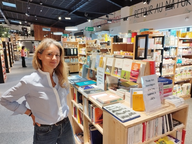 Sandrine Coveliers a "rapatrié" les livres invendus de la librairie La Clairière, qu'elle gérait, dans son autre magasin (Biodélice).