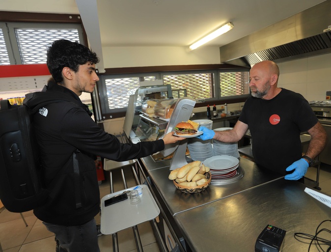 Corte -  Au Crous, repas gratuit pour les boursiers, à un euro pour les autres