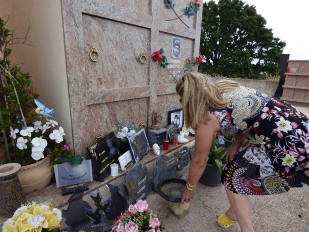 C'est une mère triste mais en colère qui a constaté le vol de la composition florale. C'est une mère triste mais en colère qui a constaté le vol de la composition florale.