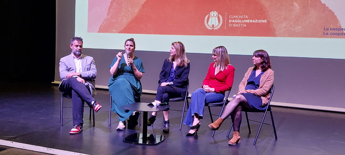 L’ancienne ministre Marlène Schiappa a participé à une table ronde sur les problématiques de la maternité chez les femmes politiques.