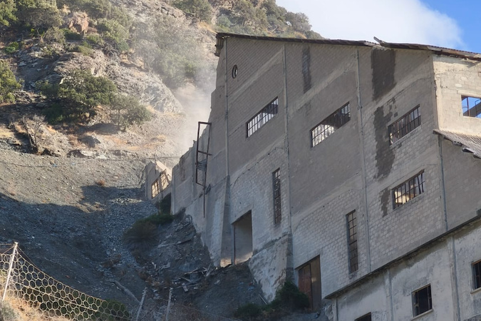 L'usine au début de la déconstruction (Archive)