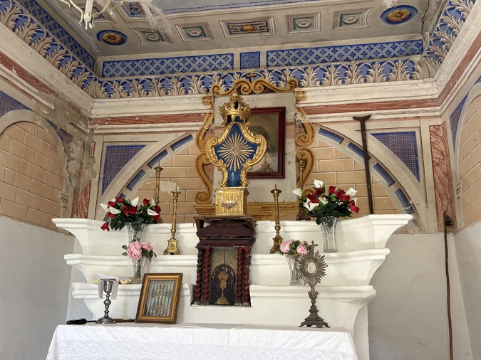 l'autel de la chapelle avec au fond la béquille !