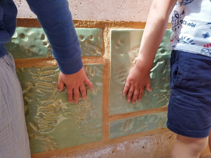 Les empreintes laissées par les enfants ont été exposées sur les piliers du préau.