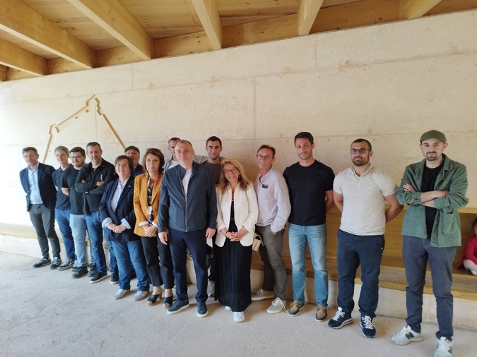 Les élus, entrepreneurs associés au chantier et représentants de la communauté scolaire de Jean-Santini.