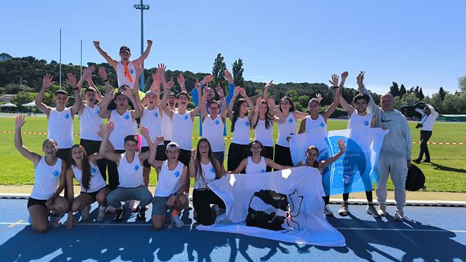 Les athlètes de la Ligue Corse d'Athlétisme réunis à Orange pour les interclubs régionaux. Les athlètes de la Ligue Corse d'Athlétisme réunis à Orange pour les interclubs régionaux.