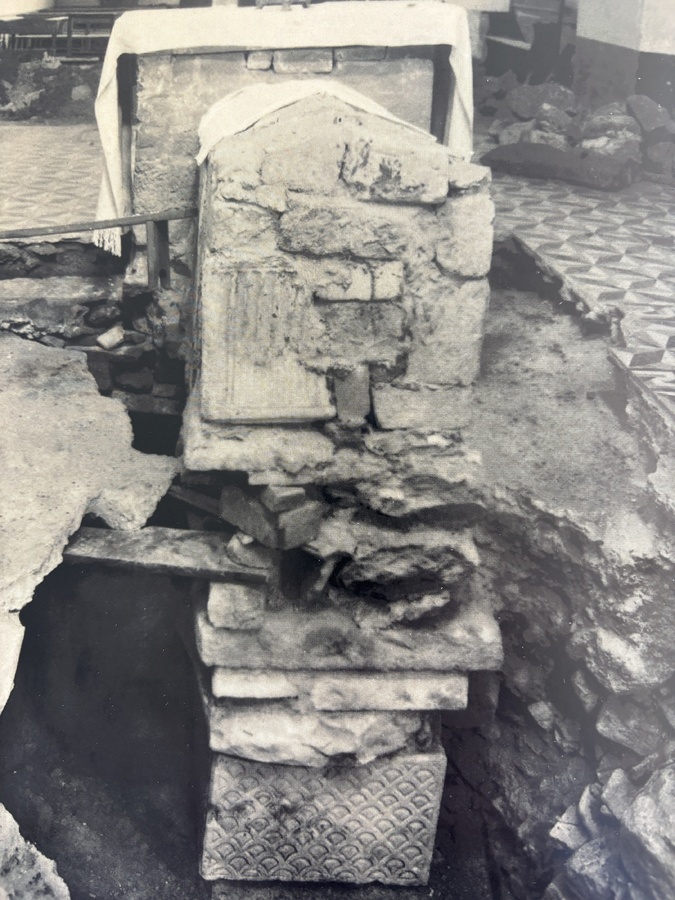 Le mystère du sarcophage. Les chrétiens d'Olmia avaient enterré profondement le cercueil de marbre sous un 1 m de plaques de marbre pour dissuader les pilleurs de tombes. Le mystère du sarcophage. Les chrétiens d'Olmia avaient enterré profondement le cercueil de marbre sous un 1 m de plaques de marbre pour dissuader les pilleurs de tombes.