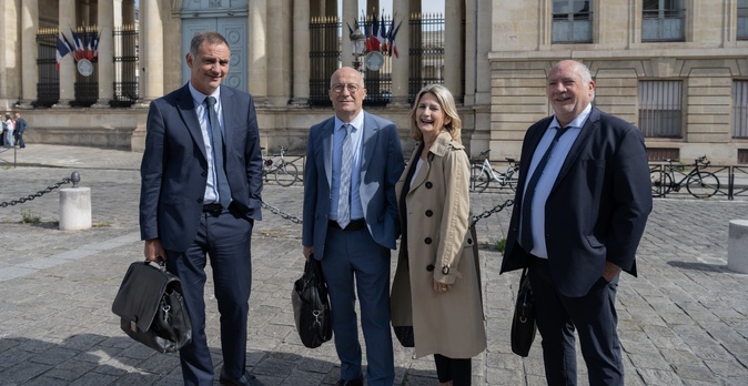 Gilles Simeoni, conseiller exécutif en charge de l’autonomie et maire de Bastia, Gilles Giovannangeli, président du Conseil exécutif, Nanette Maupertuis, présidente de l’Assemblée de Corse et Paulu Santu Parigi, sénateur de Haute-Corse, devant l'Assemblée nationale. crédit photo «&nbsp;Collectivité de Corse&nbsp;»