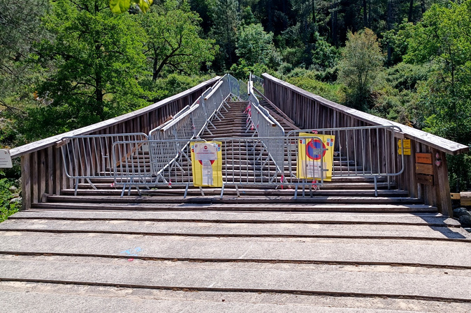 Corte - La passerelle de Chjarasgiolu, dans la Restonica, fermée au public Corte - La passerelle de Chjarasgiolu, dans la Restonica, fermée au public