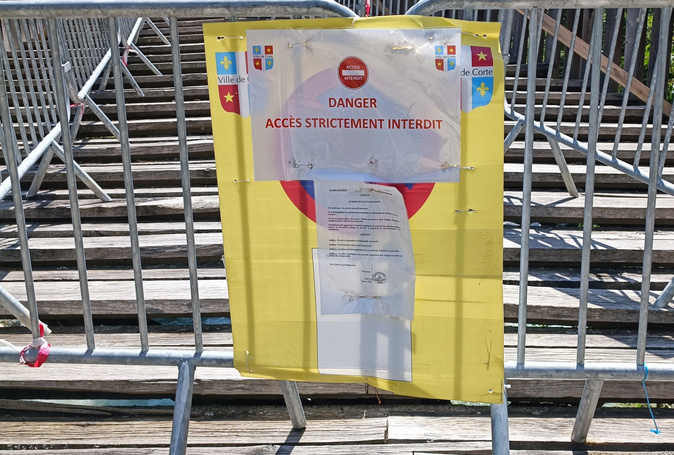 Corte - La passerelle de Chjarasgiolu, dans la Restonica, fermée au public Corte - La passerelle de Chjarasgiolu, dans la Restonica, fermée au public