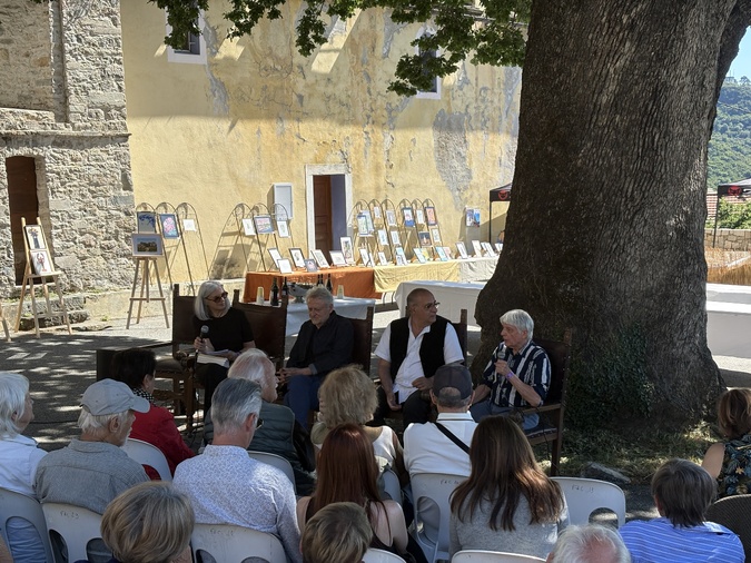 Au micro de Françoise Ducret, auteurs et éditeurs ont partagé avec le public. Au micro de Françoise Ducret, auteurs et éditeurs ont partagé avec le public.